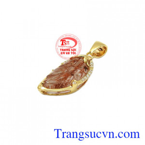 Thạch anh tóc tỏa năng lượng giúp con người có cảm giác sảng khoái, tinh thần minh mẫn, suy nghĩ tích cực hơn,Mặt dây chiếc lá thạch anh tóc