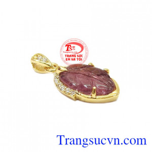 Mặt dây chiếc lá tourmalin thiên nhiên là sự kết hợp hài hòa giữa đá tourmalin và vàng tây 14k. 