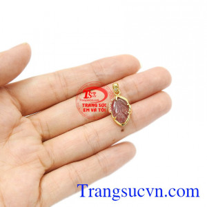 Sản phẩm hợp phong thủy giúp người dùng có được sự bình an và thư giãn. Mặt dây chiếc lá tourmalin thiên nhiên