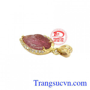 Với thiết kế tinh tế, trẻ trung mang đến cho người dùng sự năng động và tràn đầy năng lượng. Mặt dây chiếc lá tourmalin xinh xắn