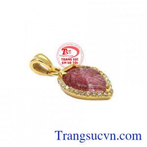 Mặt dây chiếc lá tourmalin xinh xắn được chế tác từ vàng tây 14k và đá tourmalin thiên nhiên.
