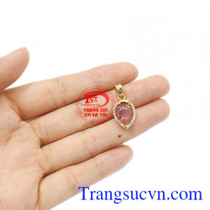 Đá tourmalin hợp phong thủy, giúp cải thiện sức khỏe, mang đến sự bình an và an toàn. Mặt dây chiếc lá tourmalin xinh xắn