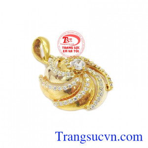 Mặt dây chong chóng tình yêu, mặt dây chuyền tượng trưng cho sự lãng mạn trong tình yêu. Mặt dây chong chóng tình yêu