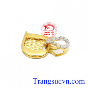 Thiết kế hợp thời trang giúp người dùng thêm cá tính và sành điệu. Mặt dây chữ D vàng 18k. Mặt dây chữ D vàng 18k