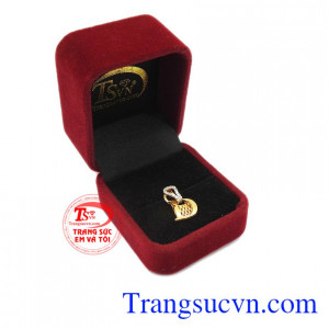 Món quà ý nghĩa dành cho người thân và bạn bè. Mặt dây chữ D vàng 18k. Mặt dây chữ D vàng 18k