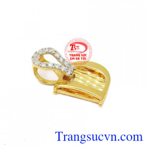 Mặt dây chữ D vàng 18k nhập khẩu từ italy mang phong cách độc đáo mới lạ.
