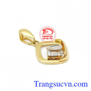 Mặt dây chữ lồng mặt được chế tác tinh tế từ vàng 10k bền đẹp. Mặt dây chữ lồng mặt