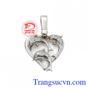 Mặt dây chuyền nữ vàng quý phái dễ kết hợp cùng nhiều kiểu dây chuyền vàng, là dòng sản phẩm rất được phái đẹp ưa chuộng