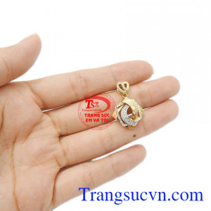 Sản phẩm thiết kế tinh tế và hợp thời trang, có thể kết hợp cùng nhiều trang phục. Mặt dây chuyền cho người yêu dấu