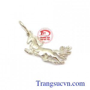 Mặt dây chuyền con ngựa + tuổi ngọ thích hợp cho người có tuổi Ngọ làm nên thời trang trong phong cách mới