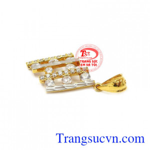 Sản phẩm kết hợp vàng trắng, vàng màu và đá nhân tạo giúp cho mặt dây càng thêm nổi bật và cá tính hơn. Mặt dây chuyền đá trắng