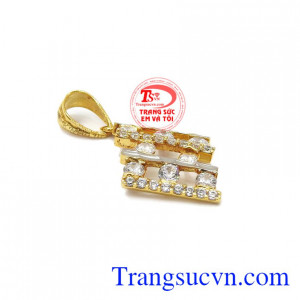 Mặt dây chuyền đá trắng được thiết kế mang phong cách năng động và sáng tạo. Mặt dây chuyền đá trắng