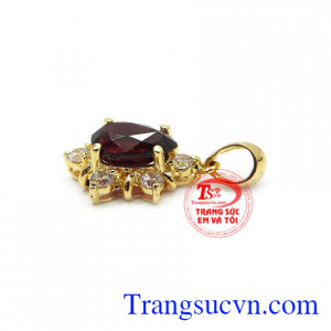 Mặt dây chuyền Granet công nương giúp người sử dụng tăng thêm sự nữ tính thanh lịch và duyên dáng