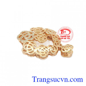Mặt dây vàng tây 18k, chế tác tinh xảo, kiểu dáng sang trọng hợp thời trang. Mặt dây chuyền hoa hồng bất tử