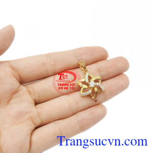 Sản phẩm thiết kế đầy tính sáng tạo và tinh tế. Mặt dây chuyền hoa tao nhã