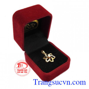 Là sản phẩm được nhiều phái nam lựa chọn để tặng cho người mình yêu thương. Mặt dây chuyền hoa tao nhã. 