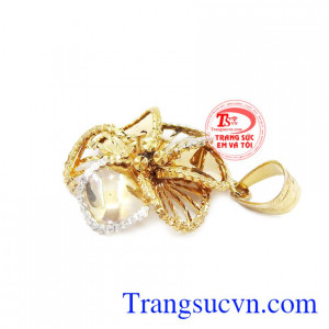 Mặt dây chuyền vàng tây tinh tế sáng bóng. Mặt dây chuyền hoa vàng