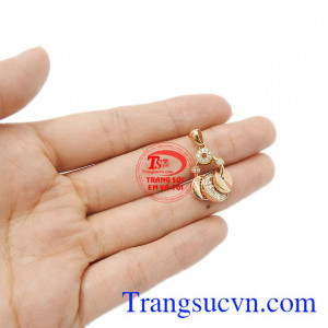 Sản phẩm thích hợp làm quà tặng cho người phụ nữ của bạn. Mặt dây chuyền hồng 18k sang trọng.