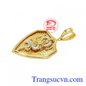 Mặt dây có thể kết hợp với nhiều kiểu trang phục. Mặt dây chuyền khiên vàng che chở