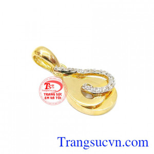 Mặt dây chuyền 10k hình giọt nước thiết kế với những đường nét mềm mại mang lại vẻ quyến rũ cho phái nữ. Mặt dây chuyền nhỏ xinh cho nữ