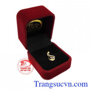 Mặt dây kết hợp cùng dây chuyền giúp phái đẹp càng thêm nữ tính. Mặt dây chuyền nhỏ xinh cho nữ