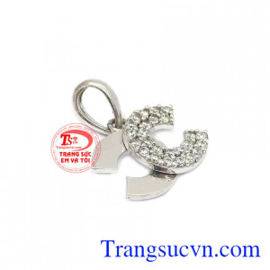 Sự kết hợp hài hòa giữa vàng trắng và đá cz càng làm tăng sự ấn tượng cho người nhìn.