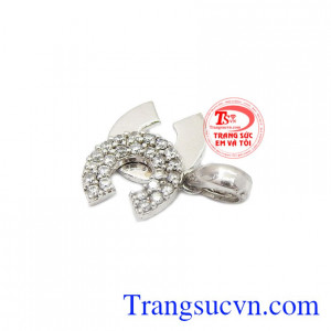 Thiết kế trẻ trung, năng động giúp bạn gái có thể kết hợp nhiều trang phục khác nhau.