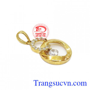 Mặt dây chuyền nữ xinh được chế tác từ vàng tây 10k mang đến sự bền đẹp và sáng bóng.