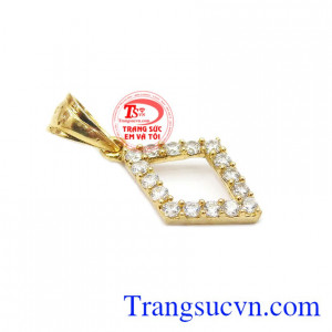 Mặt dây chuyền nữ xinh là sự kết hợp tinh tế giữa vàng tây và đá nhân tạo. Mặt dây chuyền nữ xinh