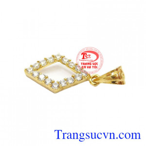 Thiết kế không quá cầu kỳ nhưng vẫn giúp người dùng thêm phần tỏa sáng. Mặt dây chuyền nữ xinh
