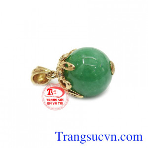 Mặt dây chuyền quyến rũ là sản phẩm ngọc cẩm thạch bọc vàng vô cùng đẹp và tinh tế