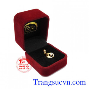 Với kiểu dáng này, khách hàng dễ dàng phối hợp cùng nhiều trang phục và phụ kiện khác nhau. Mặt dây chuyền vàng tin
