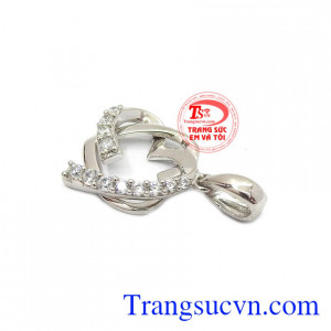 Thiết kế tinh tế, sang trọng thích hợp với nhiều trang phục. Mặt dây chuyền vàng trái tim 10k