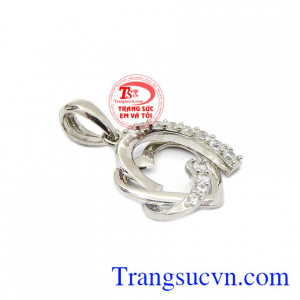 Mặt dây chuyền vàng trái tim 10k được chế tác từ vàng trắng và đá cz giúp sản phẩm càng ấn tượng hơn. 
