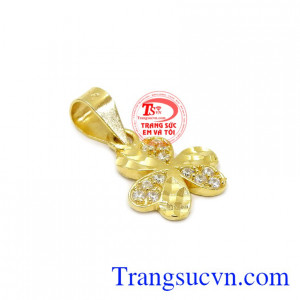 Mặt dây chuyền cỏ ba lá là món quà mang lại sự may mắn, hạnh phúc và tình yêu. Mặt dây cỏ ba lá vàng