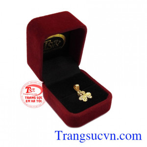 Sản phẩm chế tác từ vàng tây 10k bền đẹp. Mặt dây cỏ ba lá vàng