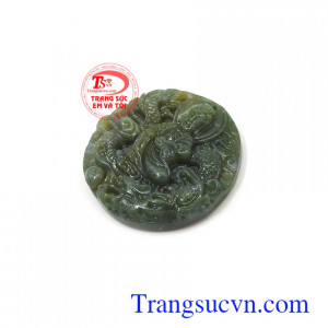 Mặt dây đá chạm rồng phù hợp nhiều loại dây chuyền khác nhau, là dòng sản phẩm rất được ưa chuộng