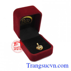 Mặt kế hợp đeo cùng dây chuyền vàng rất tuyệt vời. Mặt dây G vàng đẹp