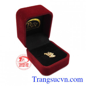 Thiết kế kiểu dáng sang trọng quý phái. Mặt dây gấu baby nữ tính TSVN