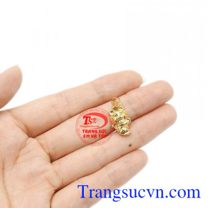 Mặt dây chuyền vàng nữ yêu thương vững bền gắn kim cương nhân tạo sáng bóng. Mặt dây gấu baby nữ tính TSVN