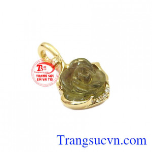 Mặt dây hoa hồng tourmalin được chạm khắc tinh tế, sang trọng.