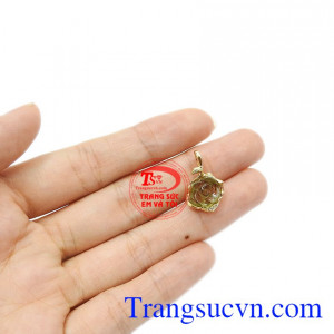 Tourmalin thiên nhiên hợp phong thủy, mang đến sự bình an và may mắn. Mặt dây hoa hồng tourmalin