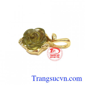 Thiết kế độc đáo, hợp thời trang giúp cho người dùng thêm xinh đẹp và ấn tượng. Mặt dây hoa hồng tourmalin