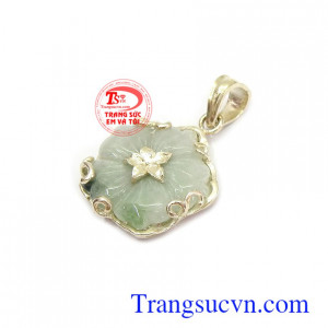 Mặt dây ngọc cẩm thạch bọc bạc đeo hợp thời trang, tôn lên nét cá tính, dịu dàng và sang trọng