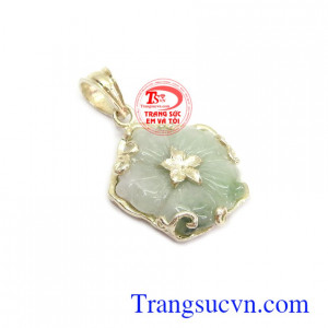 Mặt dây hoa ngọc phù hợp nhiều loại dây chuyền khác nhau có tác dụng mang lại may mắn, bình an và tài lộc cho người đeo