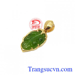 Mặt dây lá Nephrite có tác dụng tăng sự tập trung, giảm căng thẳng, giải trừ tà khí, mang nhiều bình an, may mắn và tài lộc cho người đeo,Mặt dây lá Nephrite