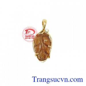 Mặt dây lá thạch anh tóc đẹp là sản phẩm được nhiều khách hàng vô cùng ưa chuộng bởi sự đơn giản và tinh tế,Mặt dây lá thạch anh tóc đẹp