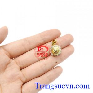 Với kiểu dáng thiết kế đẹp dành tặng phái nữ chuẩn korea mang lại vẻ đẹp thùy mị quý phái cho nữ tính mặt dây chuyền vàng món quà ý nghĩa. Mặt dây mặt trời vàng tỏa sáng