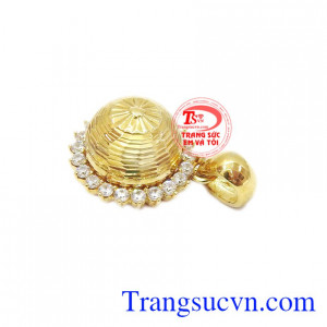 Mặt dây mặt trời vàng tỏa sáng. 