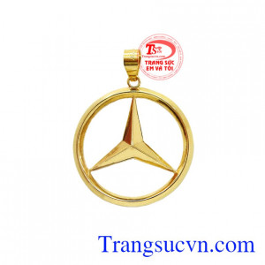 Mặt dây nam tính vàng mang lại vẻ sang trọng cho người đeo.